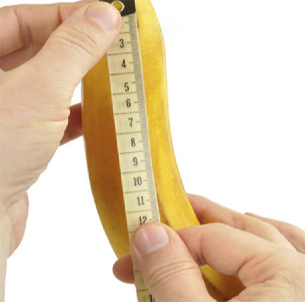 Die Banane wird mit einem Zentimeterband gemessen