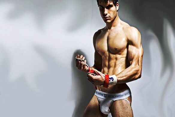 sexy Mann, der seinen Penis schnell vergrößerte