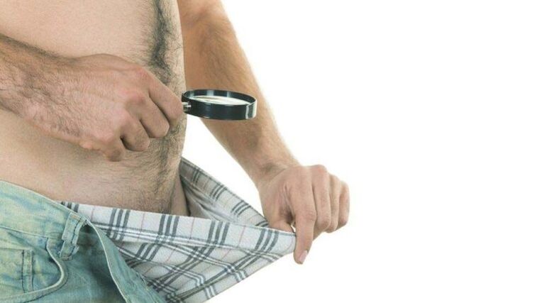 Ein Mann schaut in seine Unterwäsche und denkt darüber nach, seinen Penis mit Limonade zu vergrößern