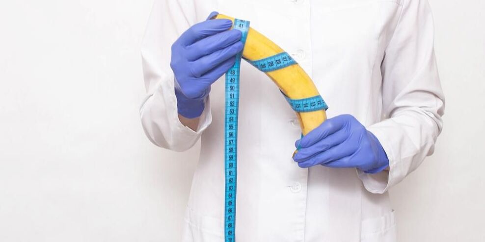 Eine Banane in einem Zentimeter symbolisiert einen mit Limonade vergrößerten Penis